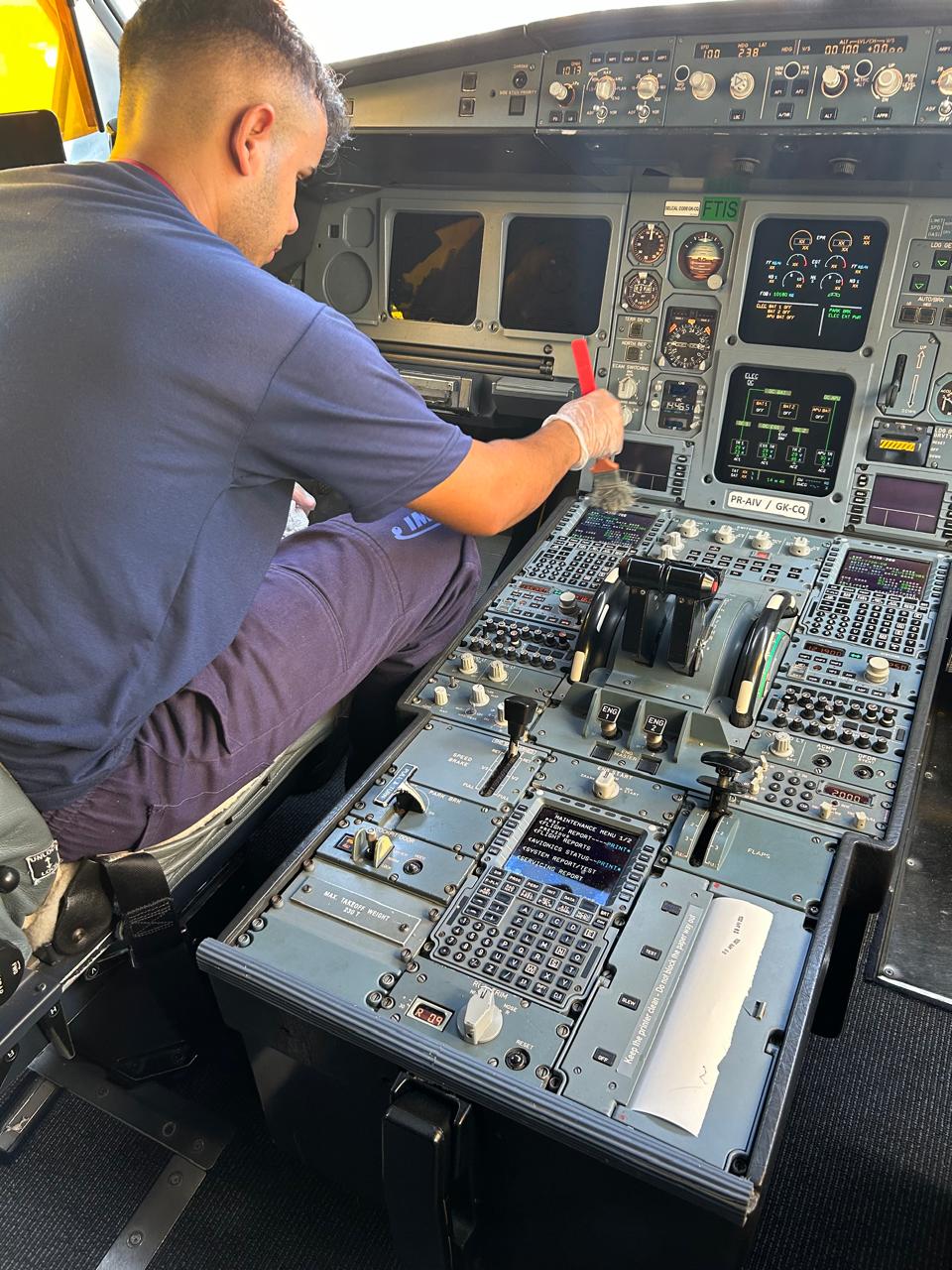 Técnico higienizando el panel de la cabina de mando