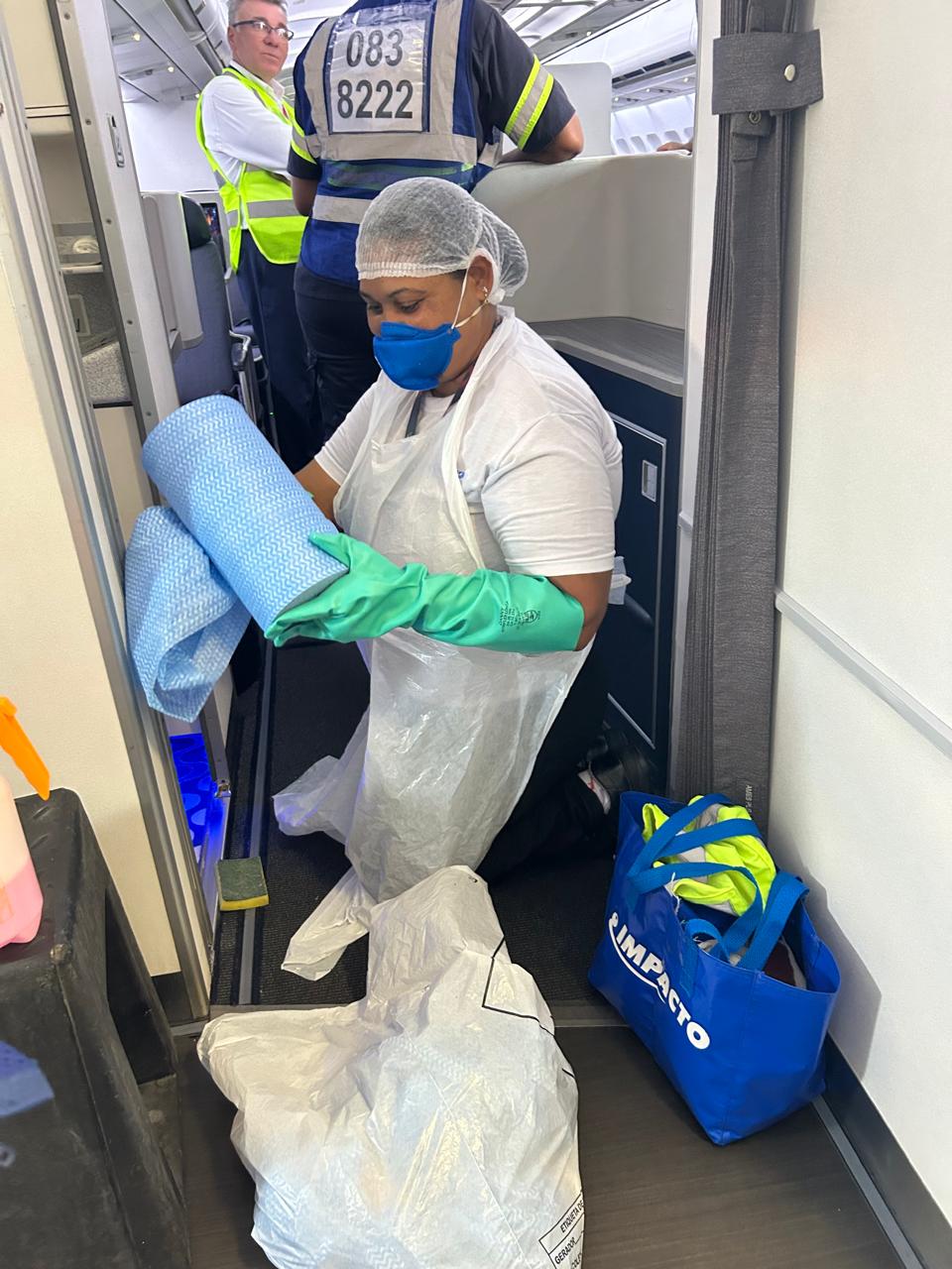 Técnica de Impacto Aviation preparando material de limpieza en la cabina