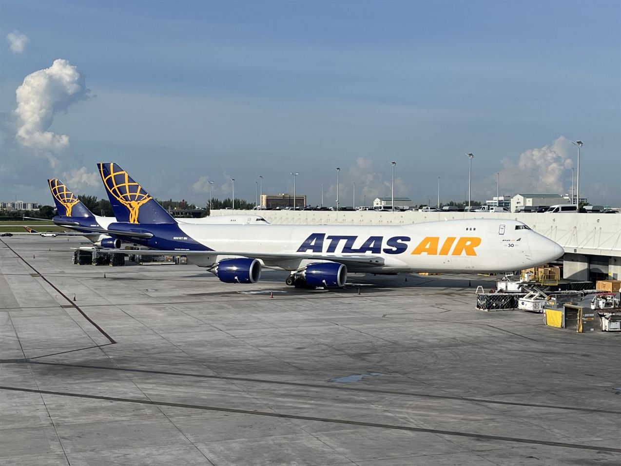 Aeronave de carga Atlas Air estacionada en la plataforma