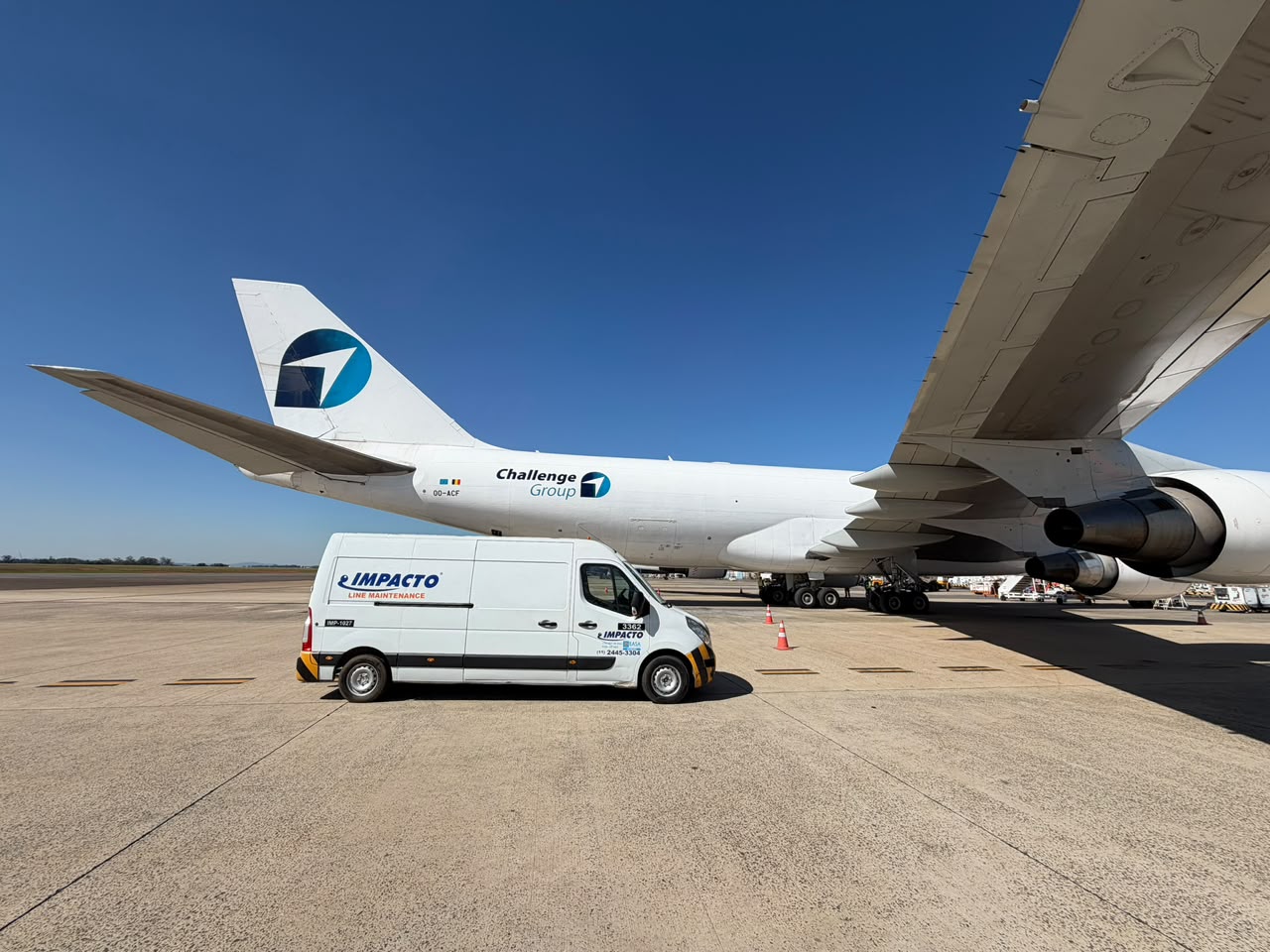 Vehículo de mantenimiento de línea de Impacto Aviation junto a una aeronave de Challenge Group