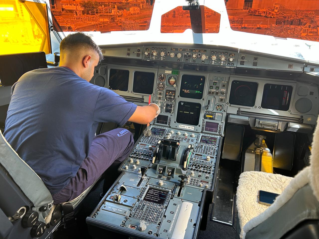 Técnico de Impacto Aviation realizando mantenimiento en la cabina de una aeronave