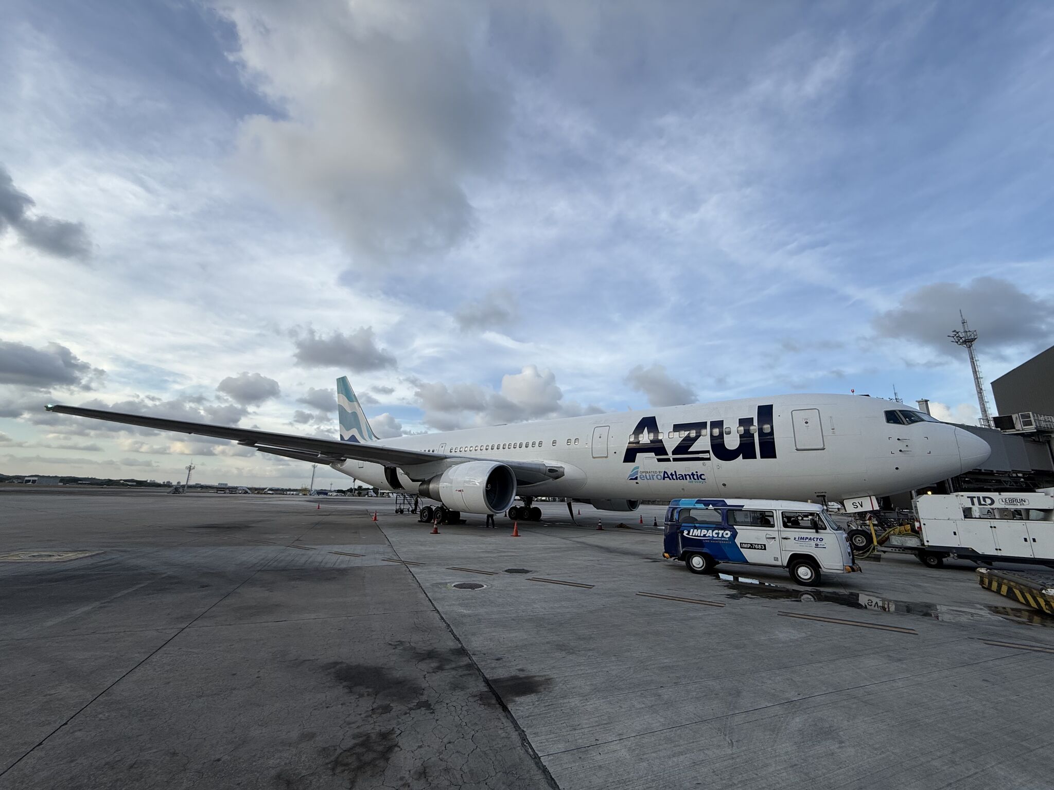 Impacto Aviation line maintenance vehicle next to an Azul aircraft