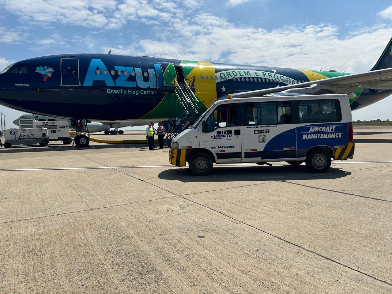 Furgón de Impacto Aviation y aeronave de Azul en la plataforma del Aeropuerto de Viracopos