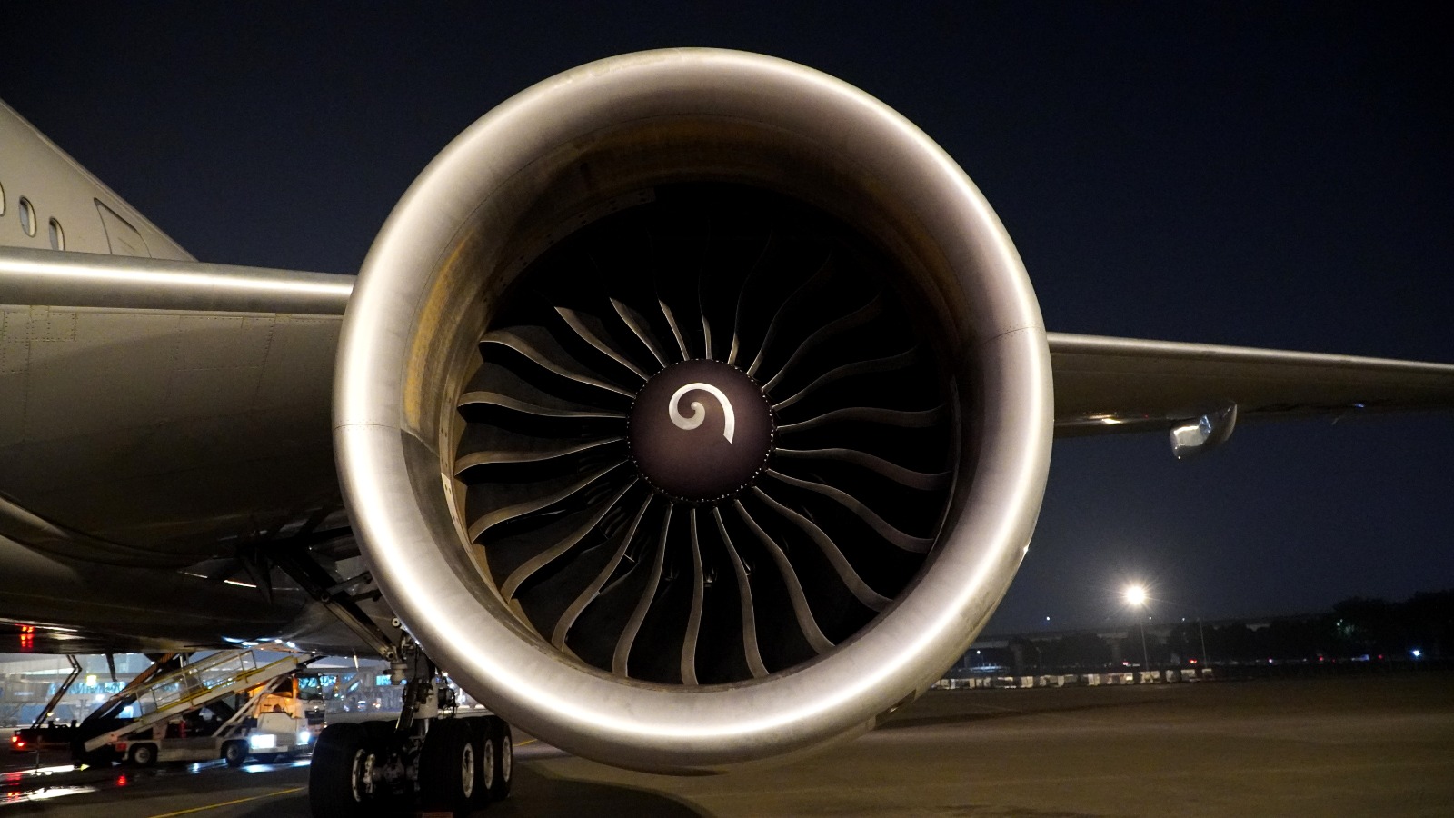Detalle de la turbina de un motor de aeronave durante operaciones nocturnas