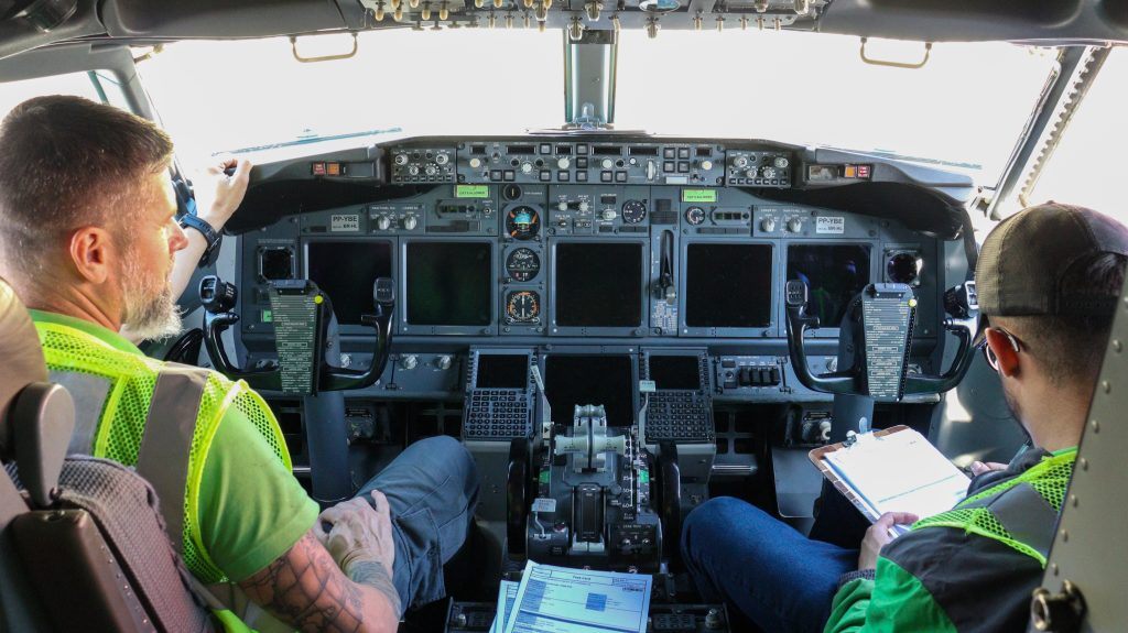 Técnicos realizando inspección en la cabina de la aeronave