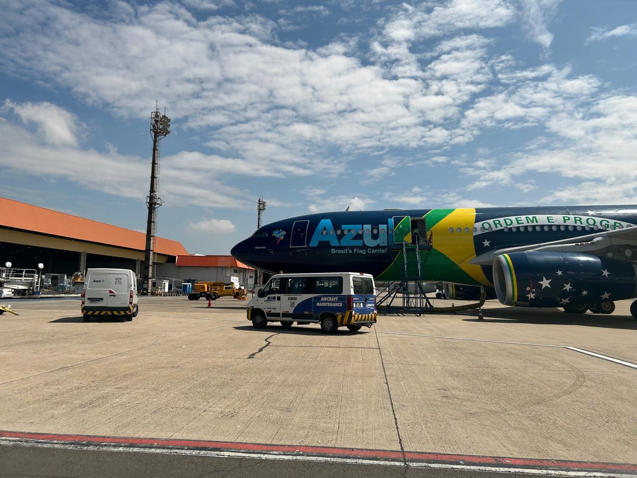 Vehículo de Impacto Aviation en la plataforma junto a una aeronave de Azul